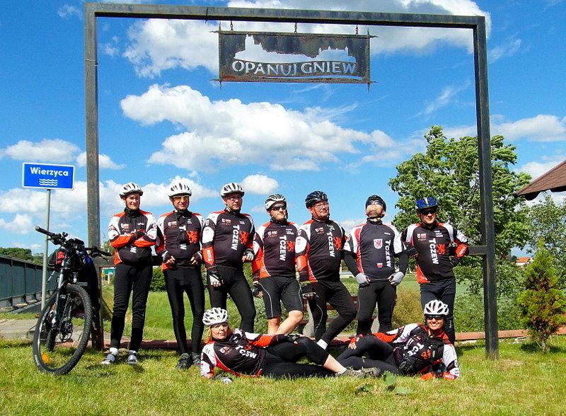 Amatorska Grupa Rowerowa w swoich koszulkach