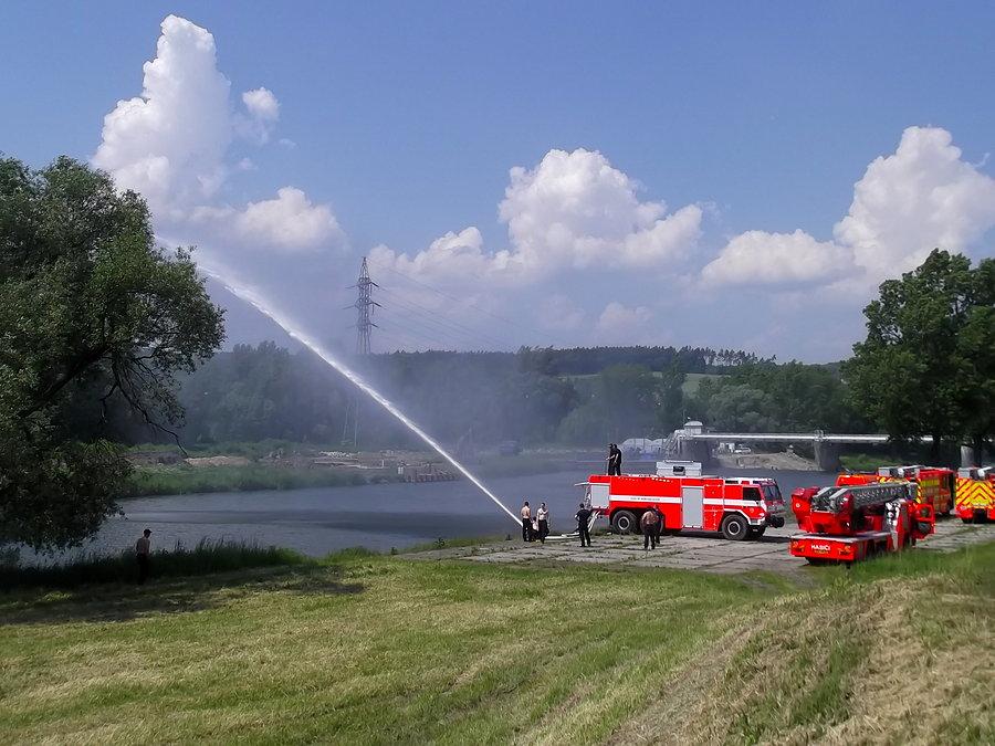 Strażacy ćwiczą nad Odrą