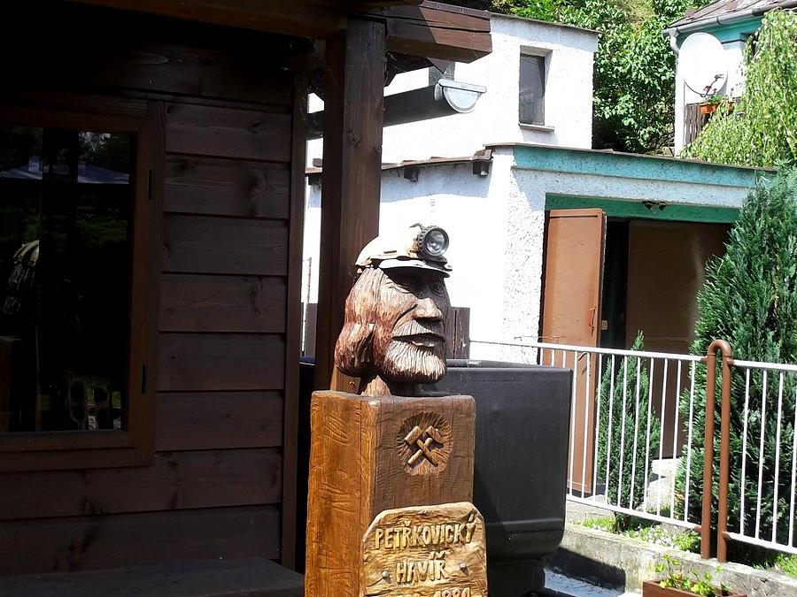 Rzeźby obok karczmy