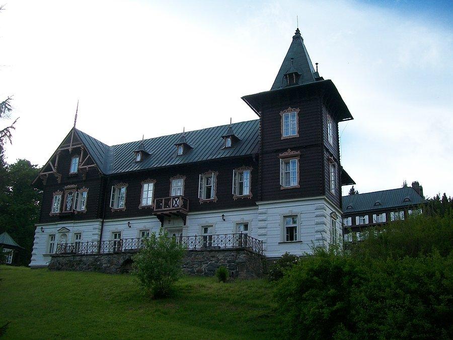Zabytkowe budynki w Karlovej Studance
