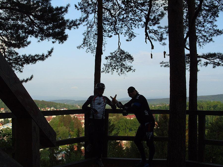 Na początek lokujemy się z Tomkiem na tarasie widokowym nad Polanicą na małe bąbelki i czekając na Patrycję która ma dojechać na punkt zborny ;))