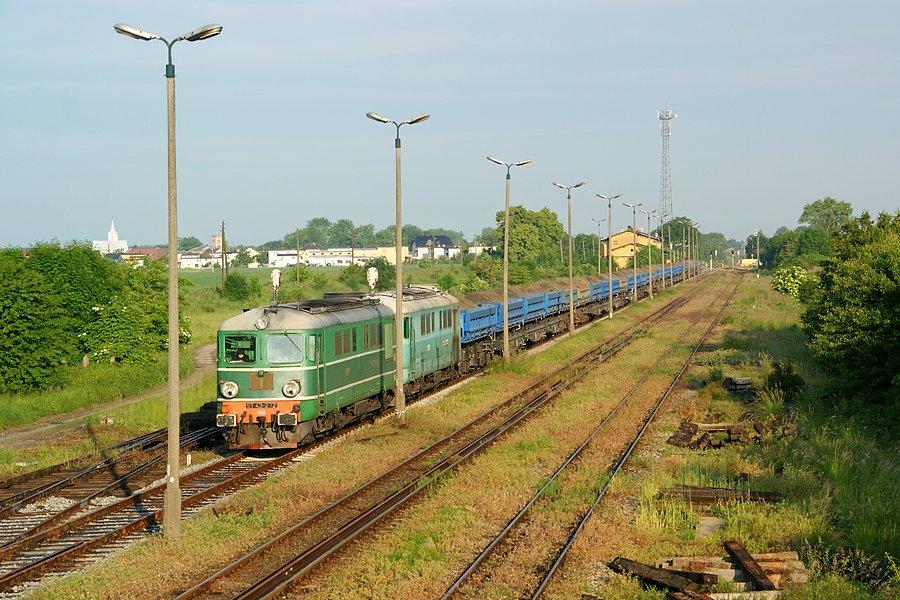 Widok o poranku z okna nastawni. ST43-272 i ST43-98 z wahadłem radwanów jadą w kierunku Kędzierzyna