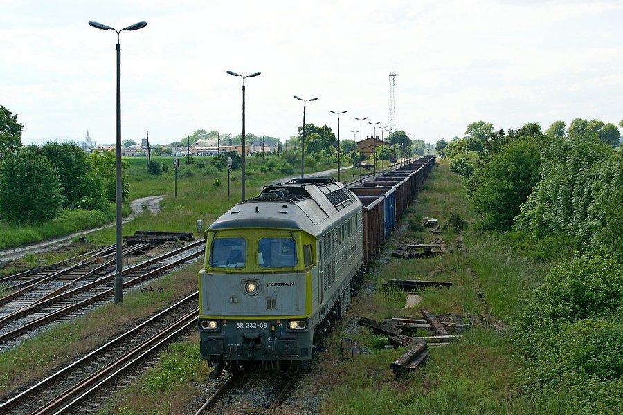 BR232-09 oczekuje na krzyżowanie osobowych w Twardawie
