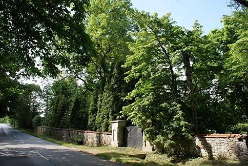 Płot okalajacy prywatną posiadłość - dworek z k.XVII, XVIII, XIX w. w Zameczku