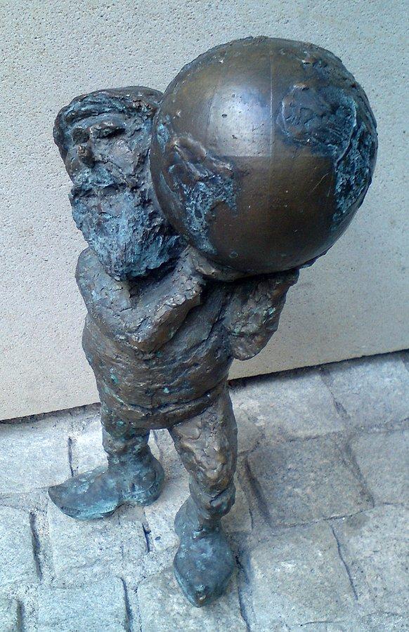 Krasnal z kulą ziemską, ul. Łaciarska