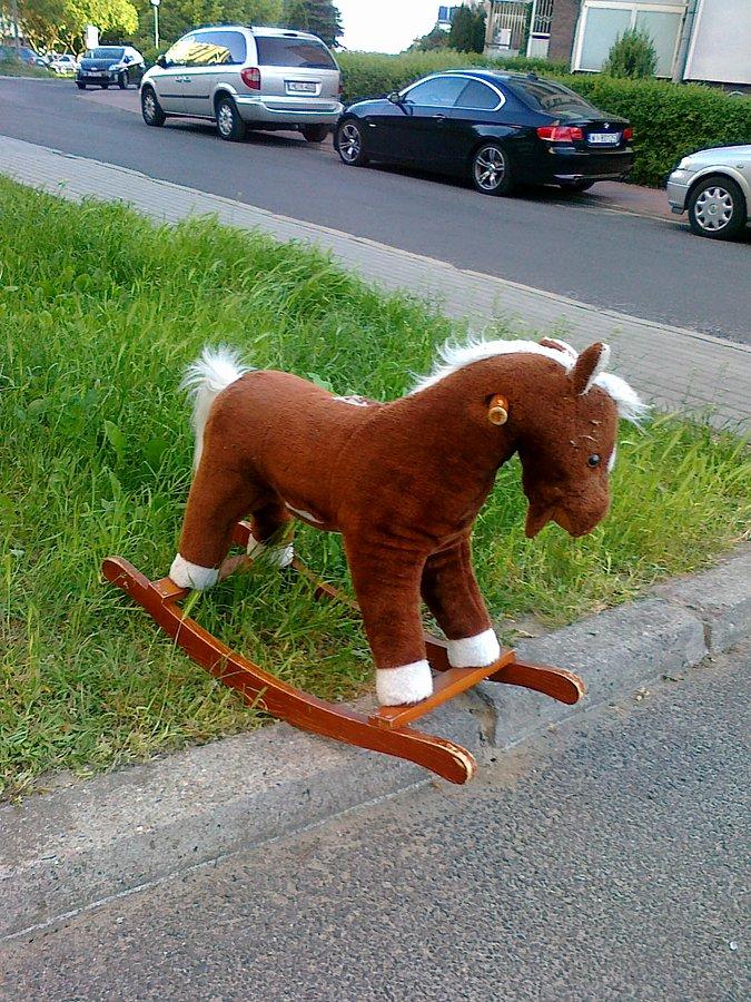 Konik, z drzewa koń na biegunach