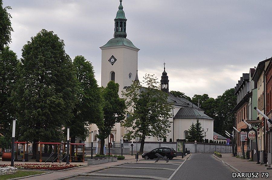 Żarki - Stary rynek a w odali kościół św. Szymona i Judy Tadeusza