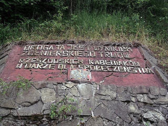 Tablica przy drodze