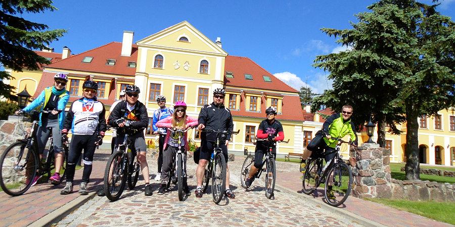 Wspólne foto przed pałacem w Rymaniu