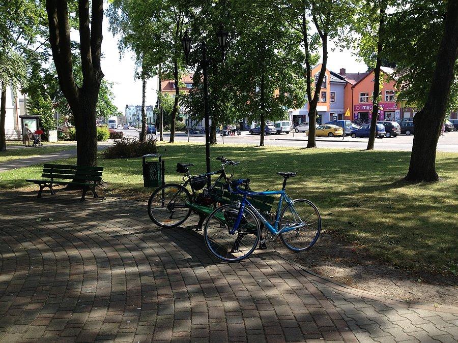 Krzyż Wielkopolski - odpoczynek w cieniu - na termometrach 34'C