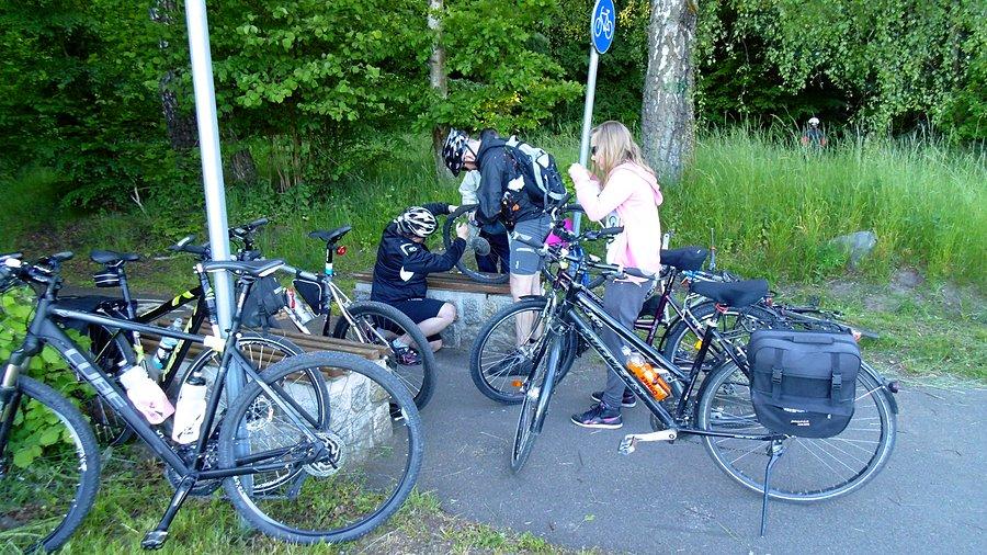 Pomoc napotkanemu w drodze rowerzyście
