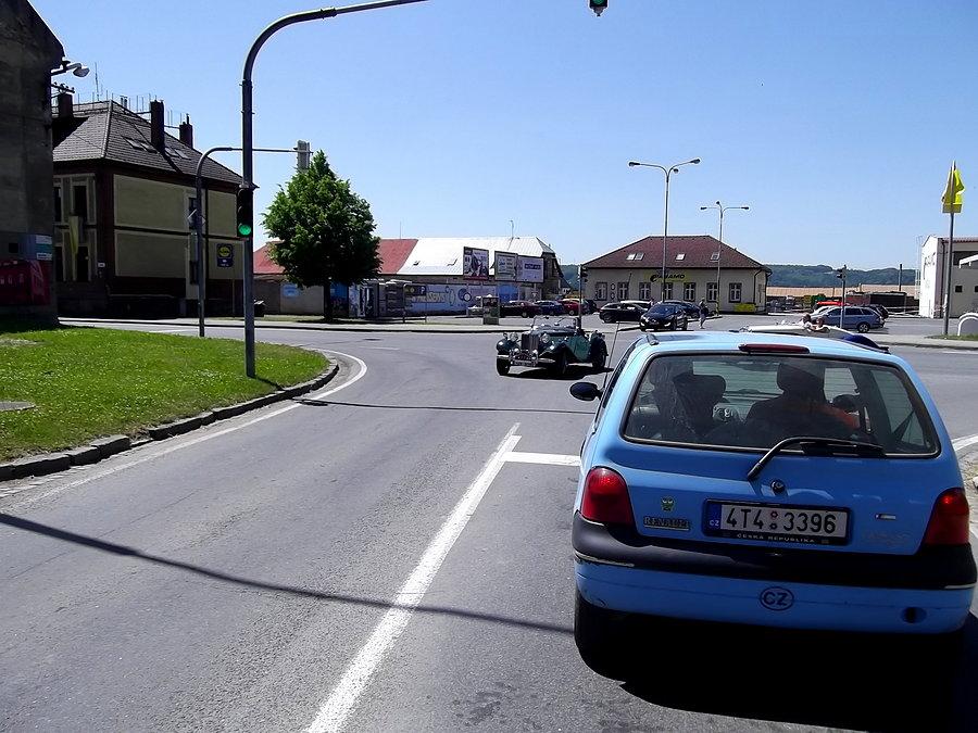 Hlučín, na skrzyżowaniu. Jeździ dużo zabytkowych samochodów. Później je widziałem w miejscowości Píšť. Jakiś zlot mieli