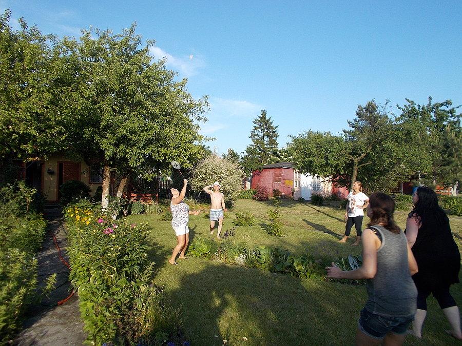 Nasi grają depcząc trawę :-)