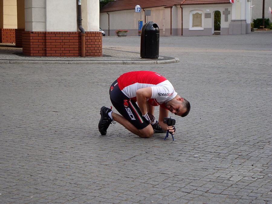 Maciej robi zdjęcie na rynku w Jarocinie