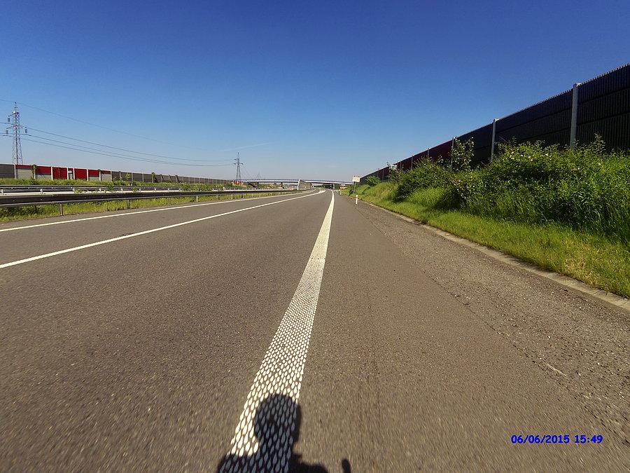 Droga boczna wzdłuż autostrady w Czechach