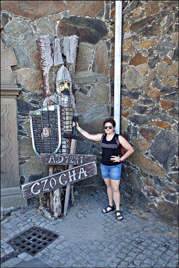 Justynka przed zamkiem Czocha