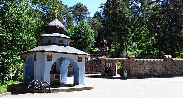 Grabraka. Kapliczka nad cembrowiną z wodą z cudownego źródełka