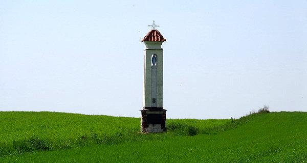 Chotycze. Kapliczka w polu