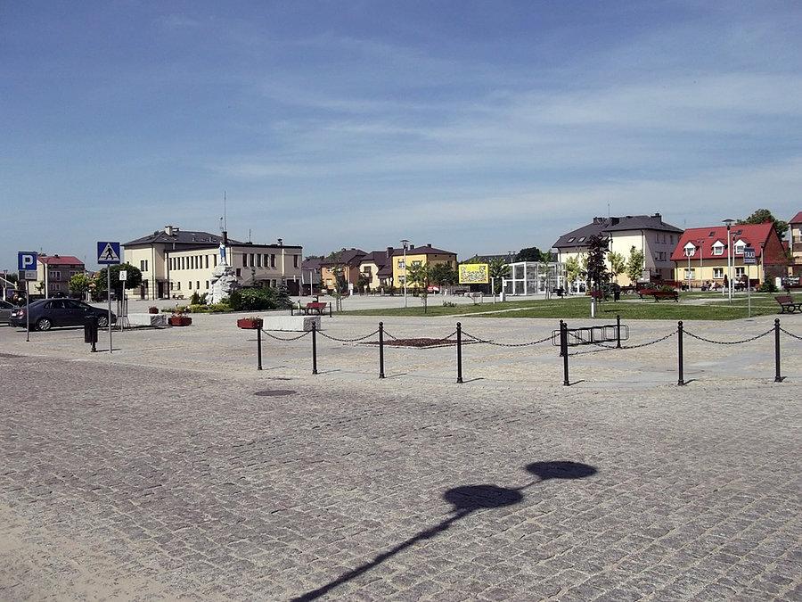 Potężny rynek w Daleszycach