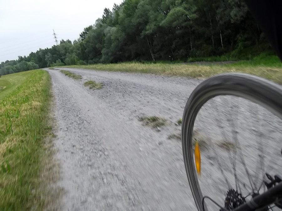 Szutrową ścieżką po wałach nad Odrą