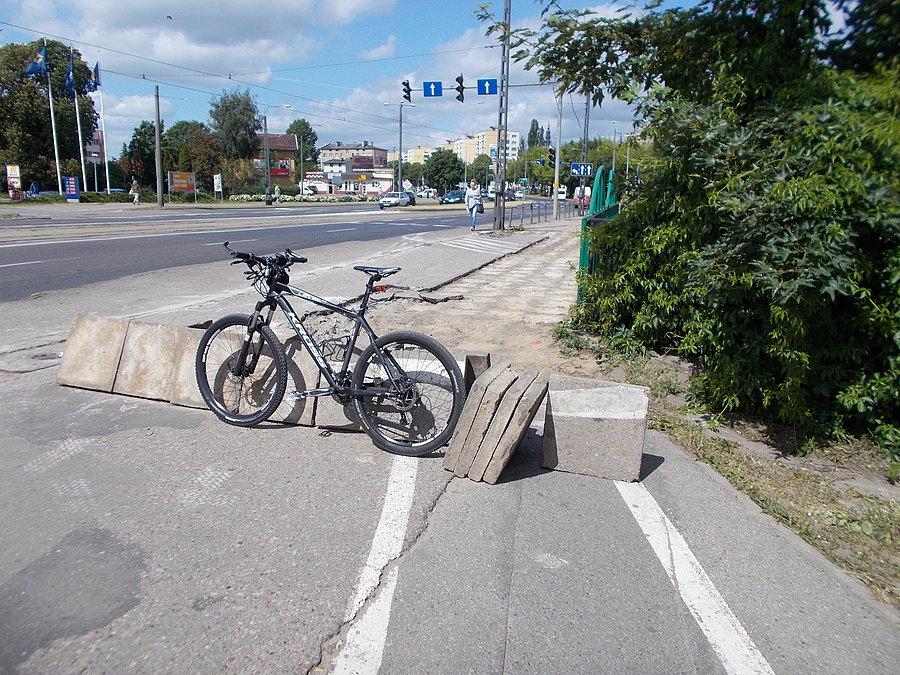 Sołtys zwija ścieżkę rowerową ???