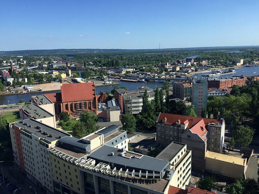 Widok z wieży widokowej na kościele