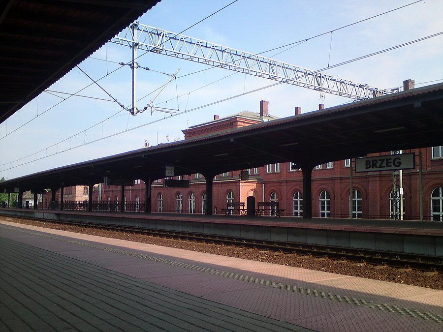 Brzeg PKP w niedzielny poranek
