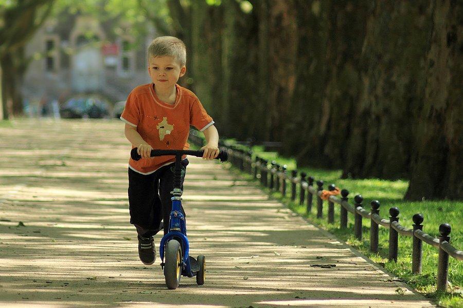 Kacper na wysłużonej hulajnodze