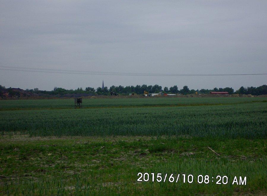 Nad okolicą góruje wieża kościoła pod wezwaniem Świętego Wawrzyńca w Mikulczycach
