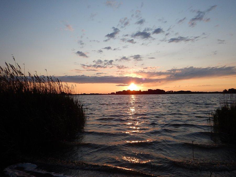 Piękny zachód słońca nad jeziorem