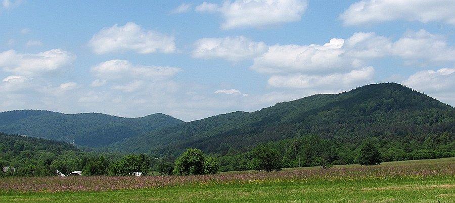Górki okolic jeziora