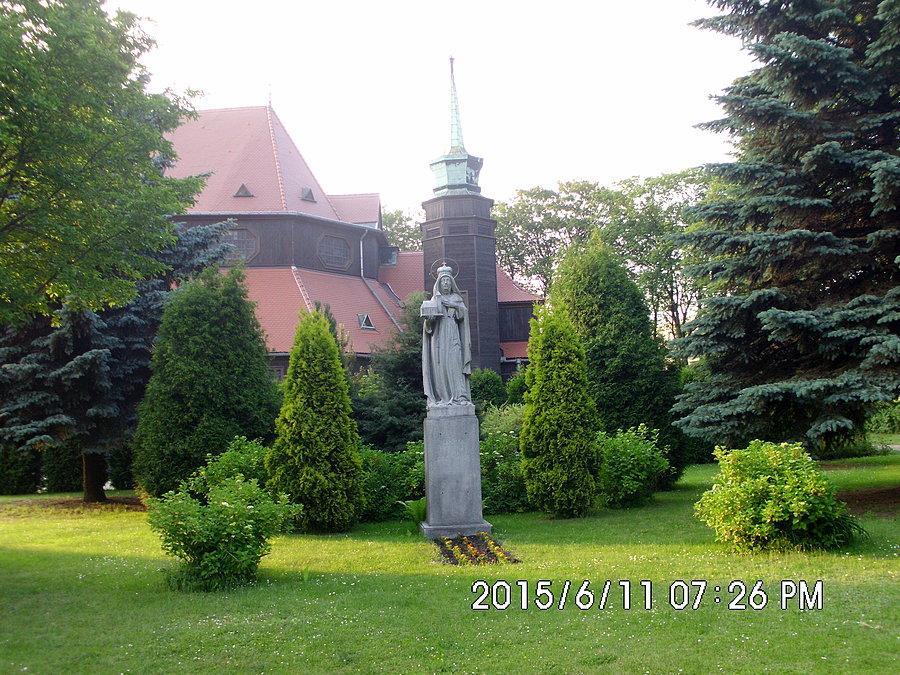 Figura patronki świątyni przed kościołem pod wezwaniem Świętej Jadwigi Śląskiej w Zaborzu