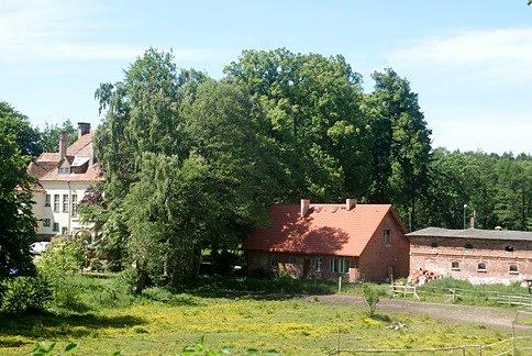 W pobliżu pałacu w Sławutówku