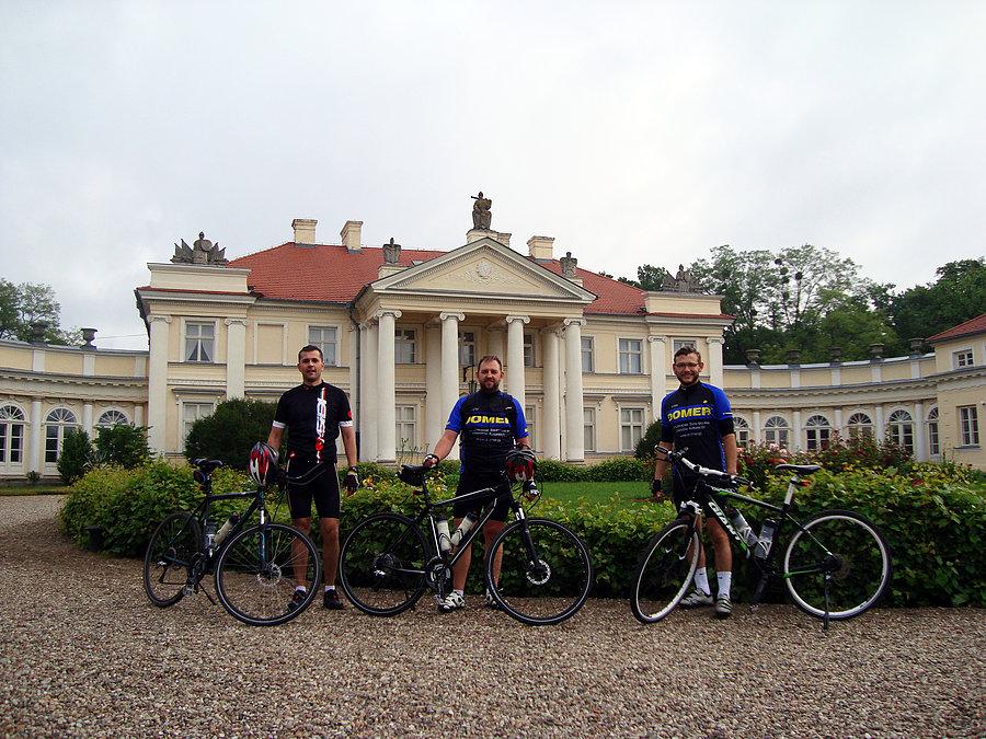 Przed pałacem w Śmiełowie