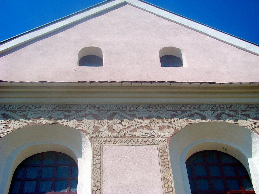 Fragment kościoła w Szymocinie z widoczną dekoracją w postaci sgraffiti
