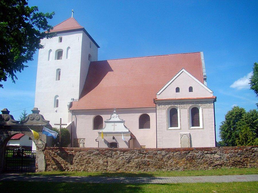 Odrestaurowany kościół w Szymocinie