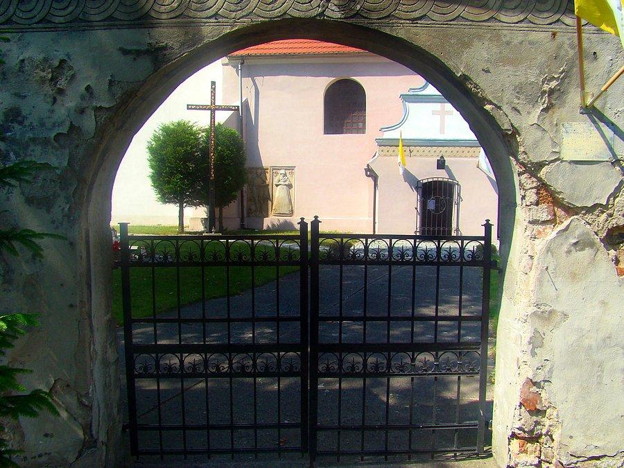 Brama w murze otaczającym kościół w Szymocinie