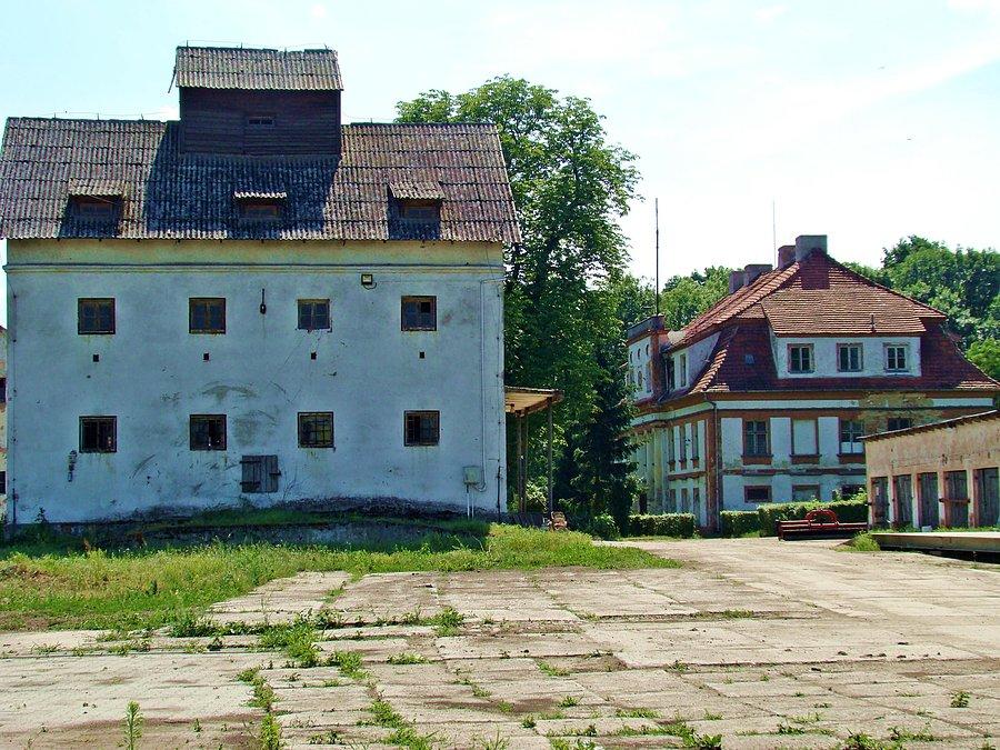 Pałac i zabudowania folwarczne we wsi Czerńczyce