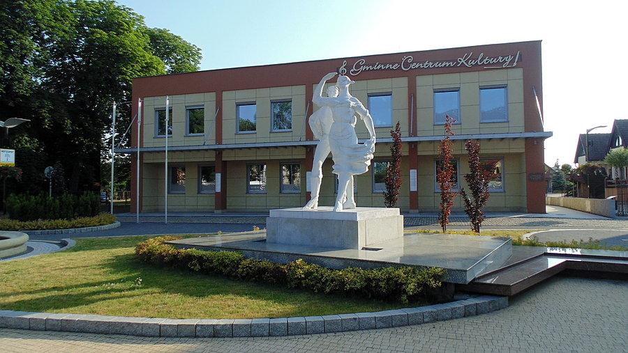Pomnik Karolinki i Karliczka przed Gminnym Centrum Kultury w Gogolinie