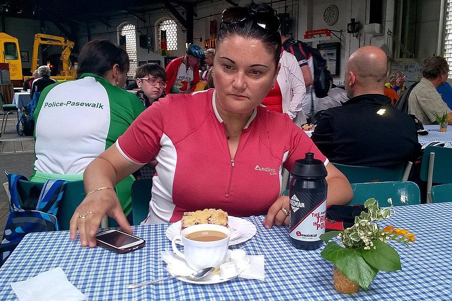 Małgosia delektuje się kawą z ciastem