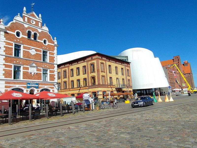 Starówka w Stralsund - biały budynek to oceanarium