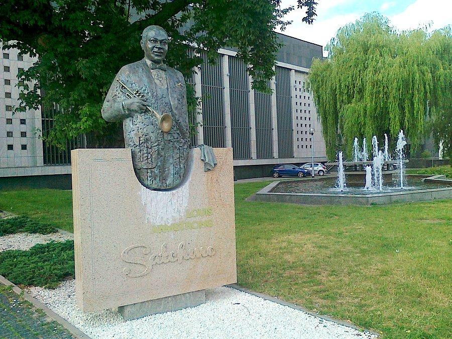 Pomnik Louisa Armstronga przy częstochowskiej filharmonii