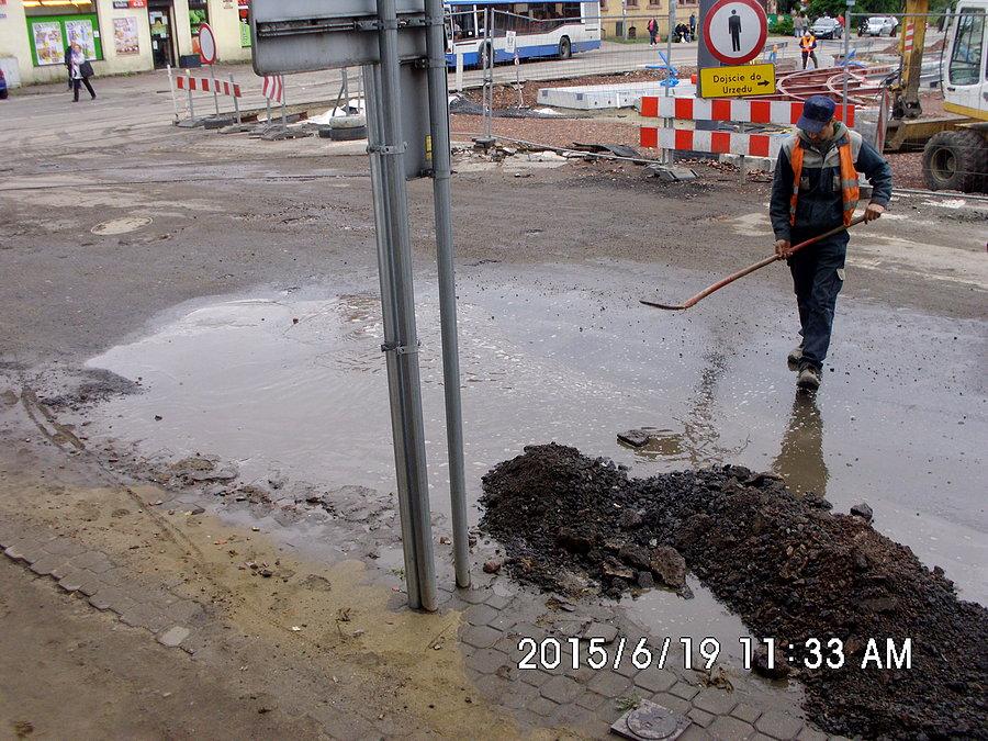 Metoda likwidacji kałuż przez zasypywanie żwirem