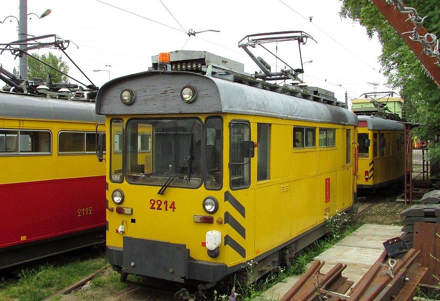 Tramwaj pod płotem Zajezdni Woronicza
