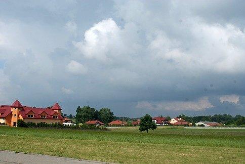 Czarne chmury podążają od strony Łodzi