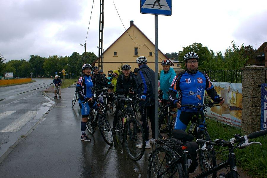 W Kobylance czekamy chwilę na ewntualnych uczestników wyjazdu na Święto Cykliczne