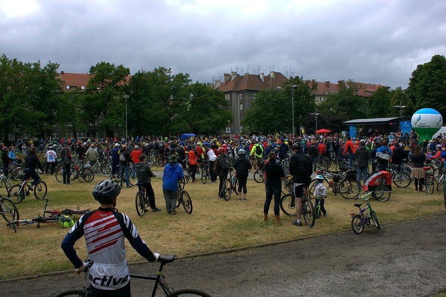 Pod sceną zbierają sie rowerzyści