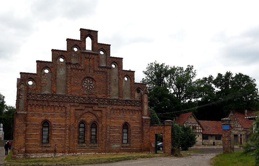 Stare budynki gospodarcze w Pęzinie