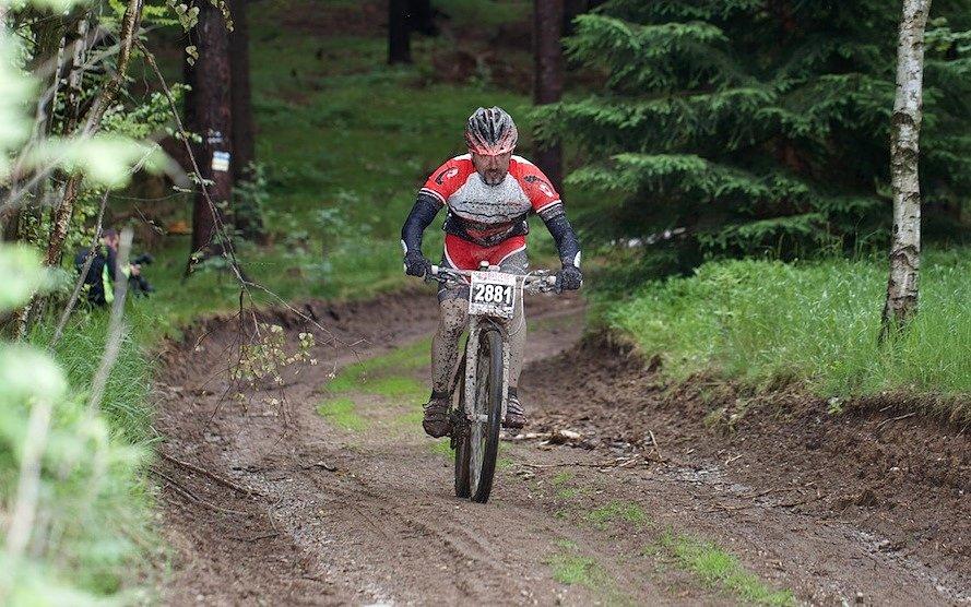 Napieram. Bez błota nie ma zabawy MTB :)