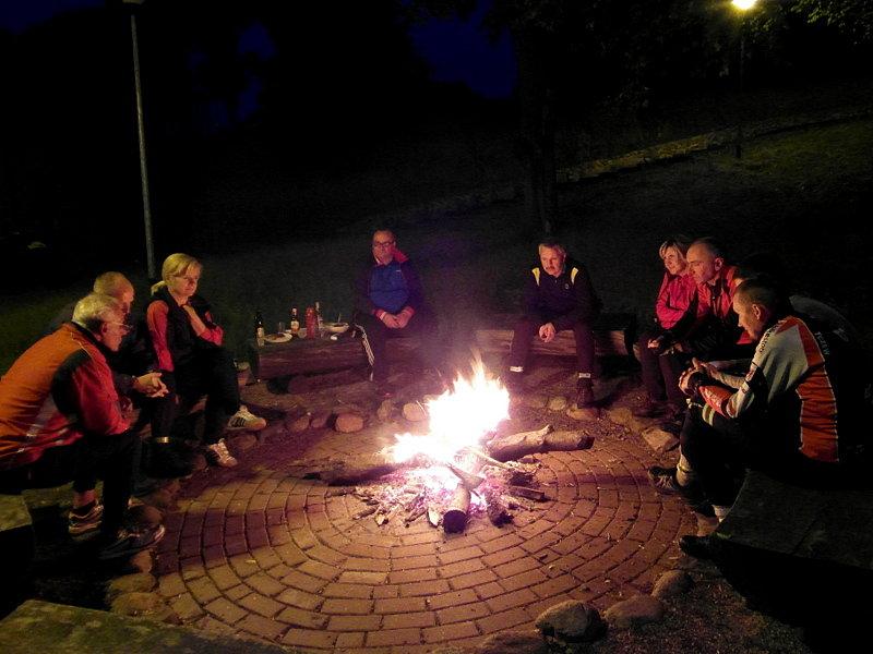 Ognisko nocą